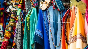 farbenfrohe hängende kleider mit perlenketten